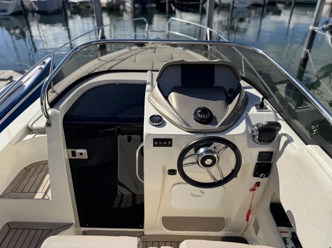 Gepflegtes Kajütboot Eolo 830 Day - Blick auf den Steuerstand