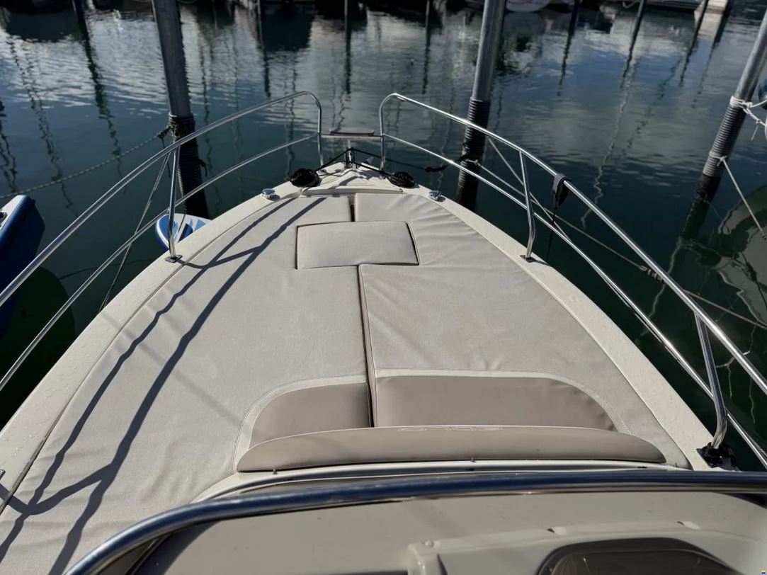 Gepflegtes Kajütboot Eolo 830 Day - Blick auf die Sonnenfläche im Bug des Bootes