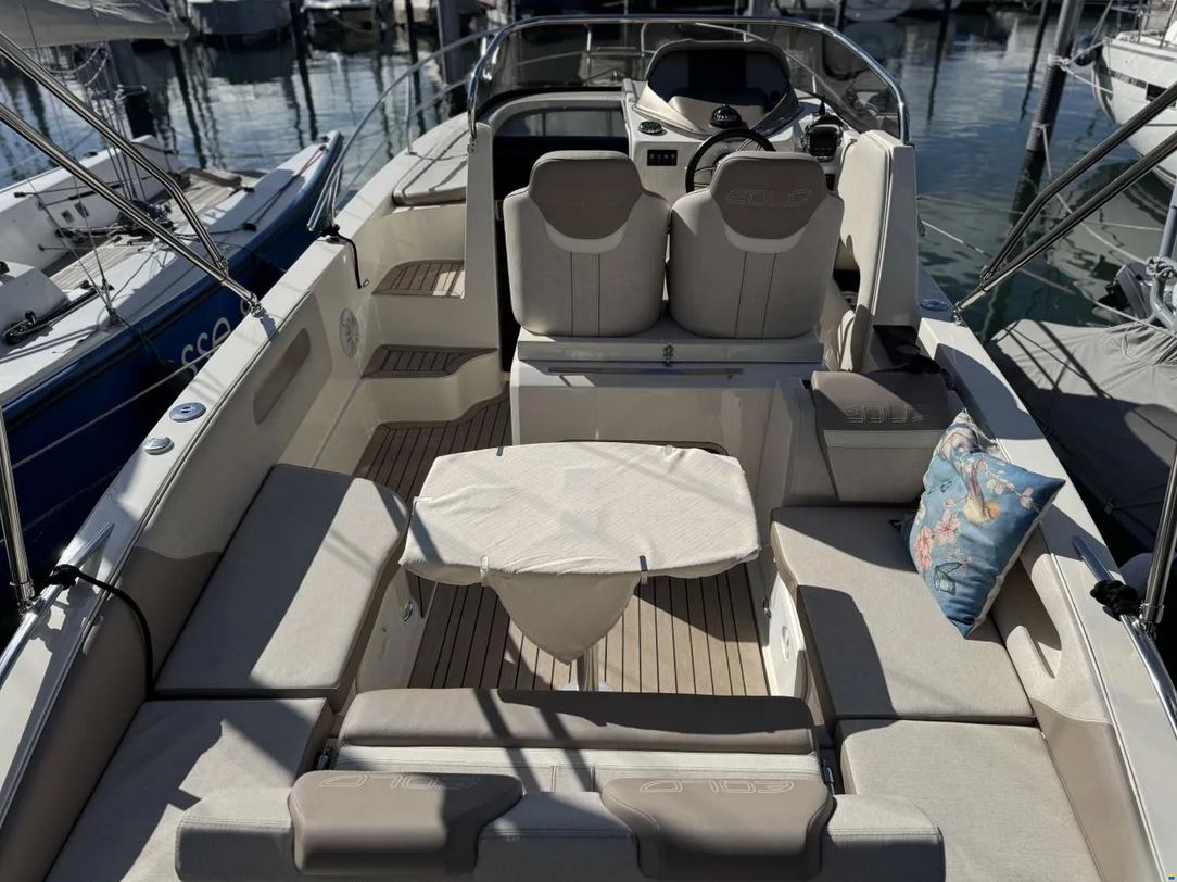 Gepflegtes Kajütboot Eolo 830 Day - Blick auf den hinteren Teil des Bootes mit Sitzgelegenheit und Tisch