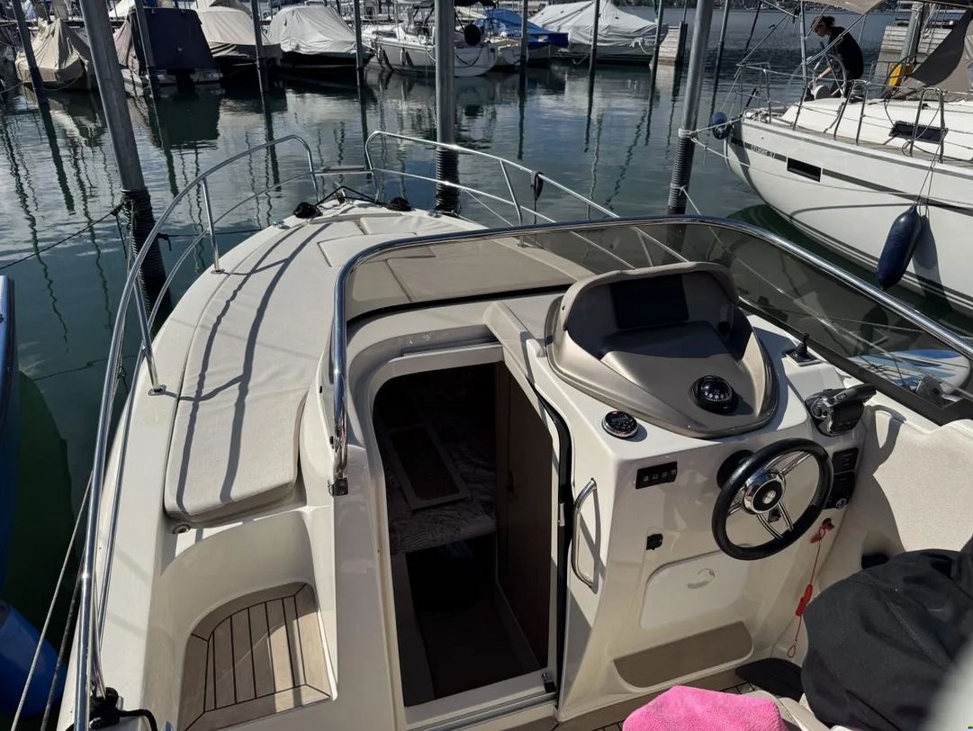 Gepflegtes Kajütboot Eolo 830 Day - Blick auf den Steuerstand