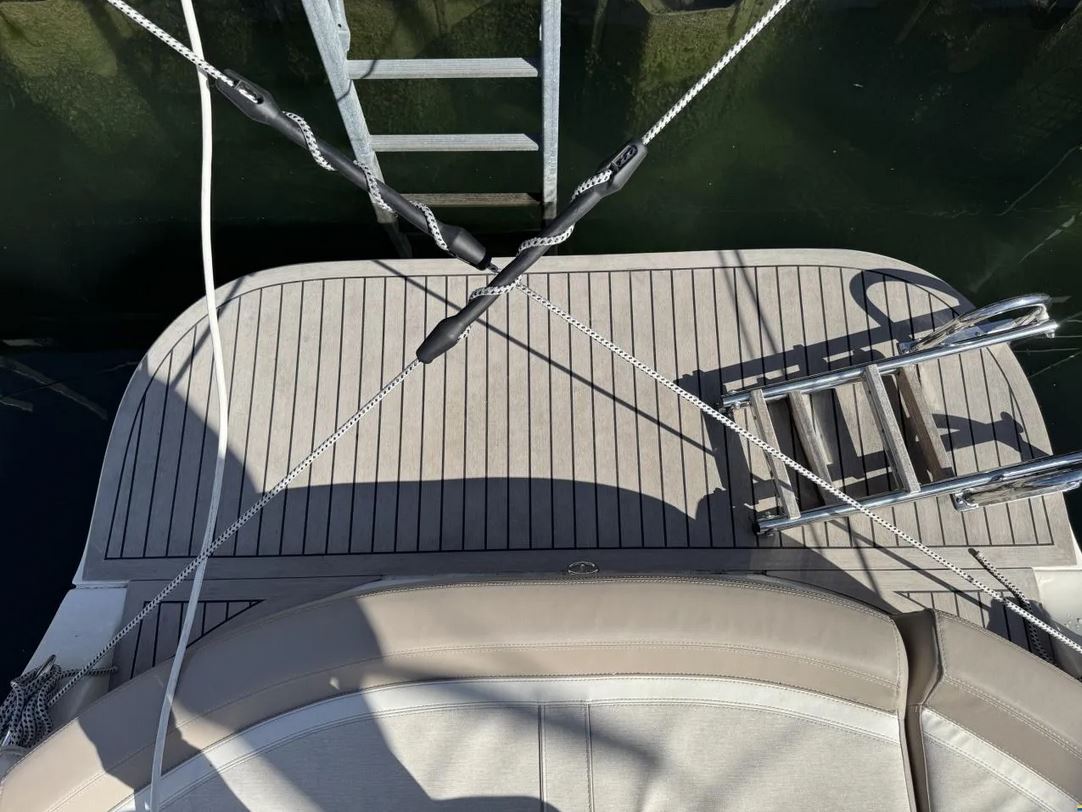 Gepflegtes Kajütboot Eolo 830 Day - Blick auf die Badeplattform