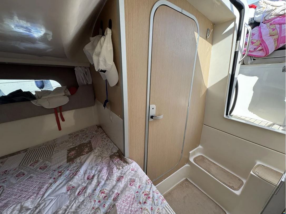 Gepflegtes Kajütboot Eolo 830 Day - Blick auf die Tür zur Toilette und dem Aufgang nach draußen
