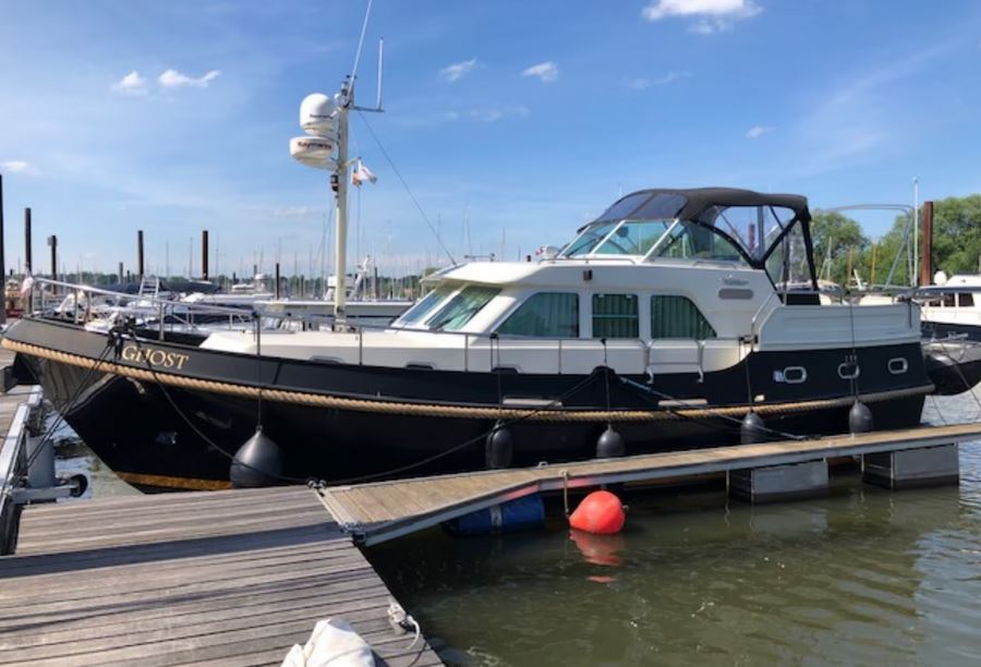 Motoryacht von Linssen, Grand Sturdy 410 AC - Blick auf die Backbordseite des Bootes - liegt im Hafen