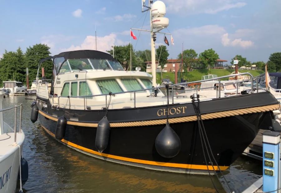 Motoryacht von Linssen, Grand Sturdy 410 AC - Blick von schräg vorne