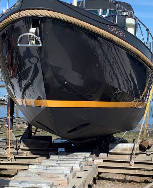 Motoryacht von Linssen, Grand Sturdy 410 AC - Blick von vorne auf den Rumpf der aufgepallten Linssen.