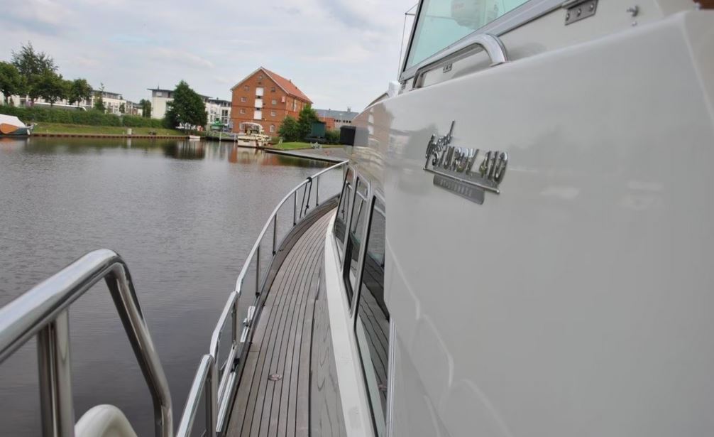 Motoryacht von Linssen, Grand Sturdy 410 AC - Blick außen entlang des Schiffes auf der Backbordseite