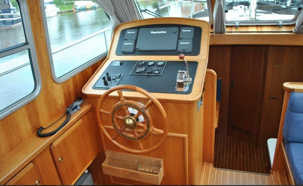 Motoryacht von Linssen, Grand Sturdy 410 AC - Blick auf den innenliegenden Fahrstand