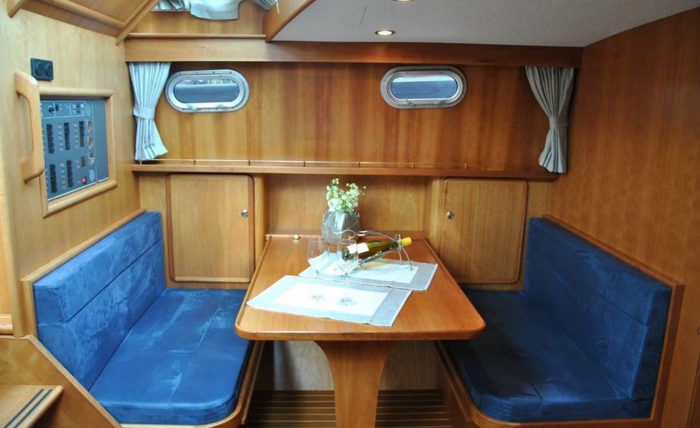 Motoryacht von Linssen, Grand Sturdy 410 AC - Blick in den Essplatz gegenüber der Küche