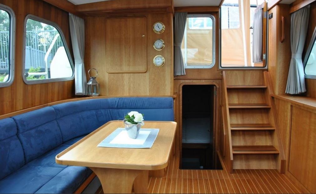 Motoryacht von Linssen, Grand Sturdy 410 AC - Blick in den Salon mit Aufgang nach draußen
