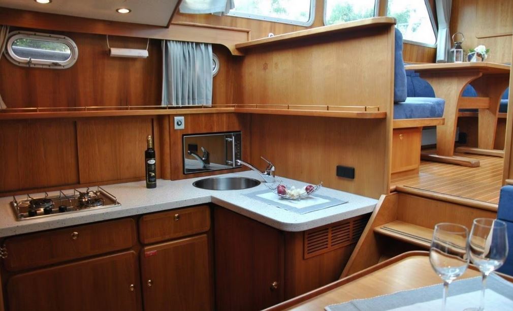 Motoryacht von Linssen, Grand Sturdy 410 AC - Blick in die Küche/Pantry mit Aufgang in den Salon