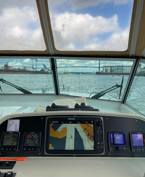 Motoryacht von Linssen, Grand Sturdy 410 AC - Blick in Fahrt vom oberen Fahrstand mit Instrumenten und Kartenplotter