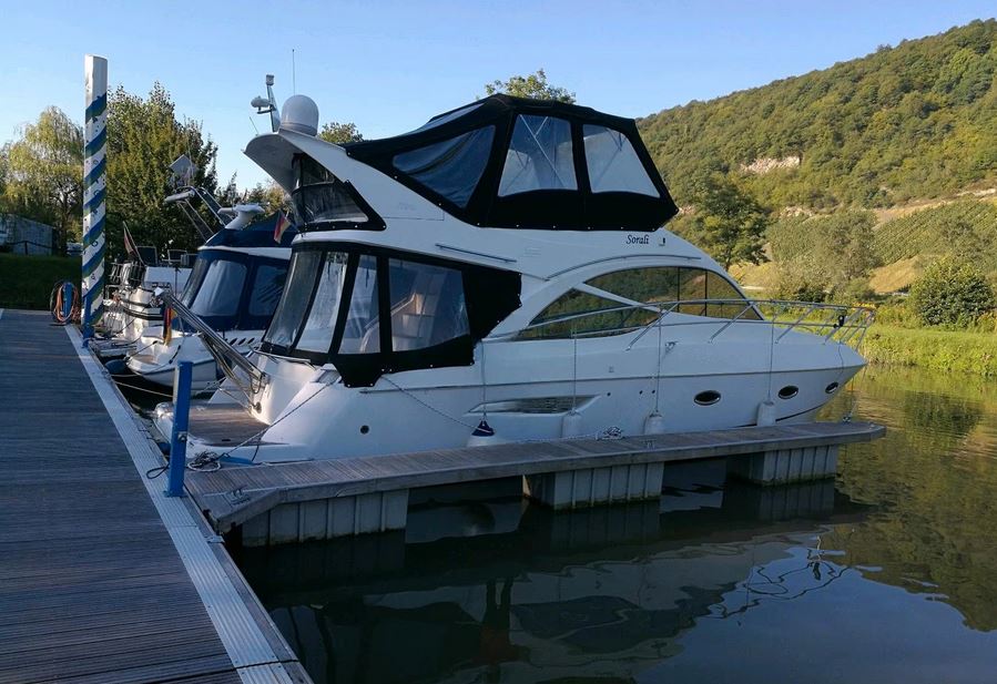 Galeon 390 Fly bei Mosel Yachting - Blick von Steuerbord auf das Boot