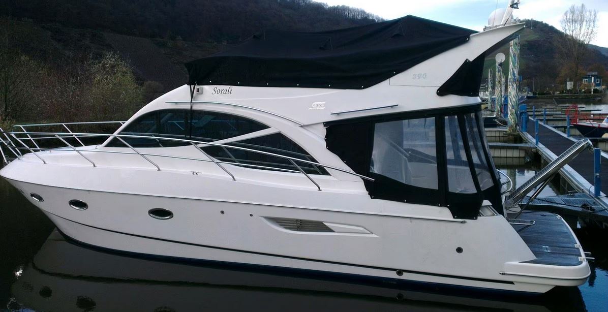 Galeon 390 Fly bei Mosel Yachting - Blick von Backbord auf das Boot