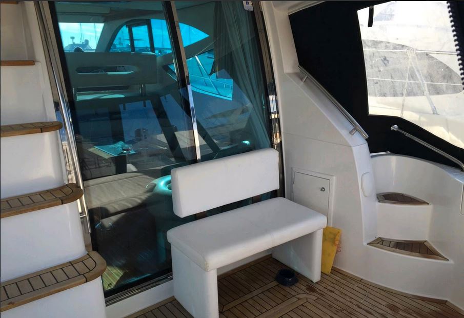 Galeon 390 Fly bei Mosel Yachting - Blick von Achtern in das Boot
