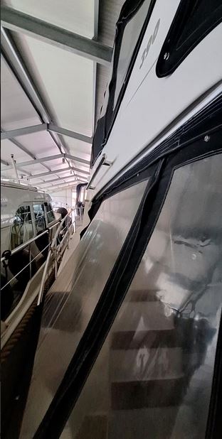 Galeon 390 Fly bei Mosel Yachting - Blick seitlich das Boot entlang
