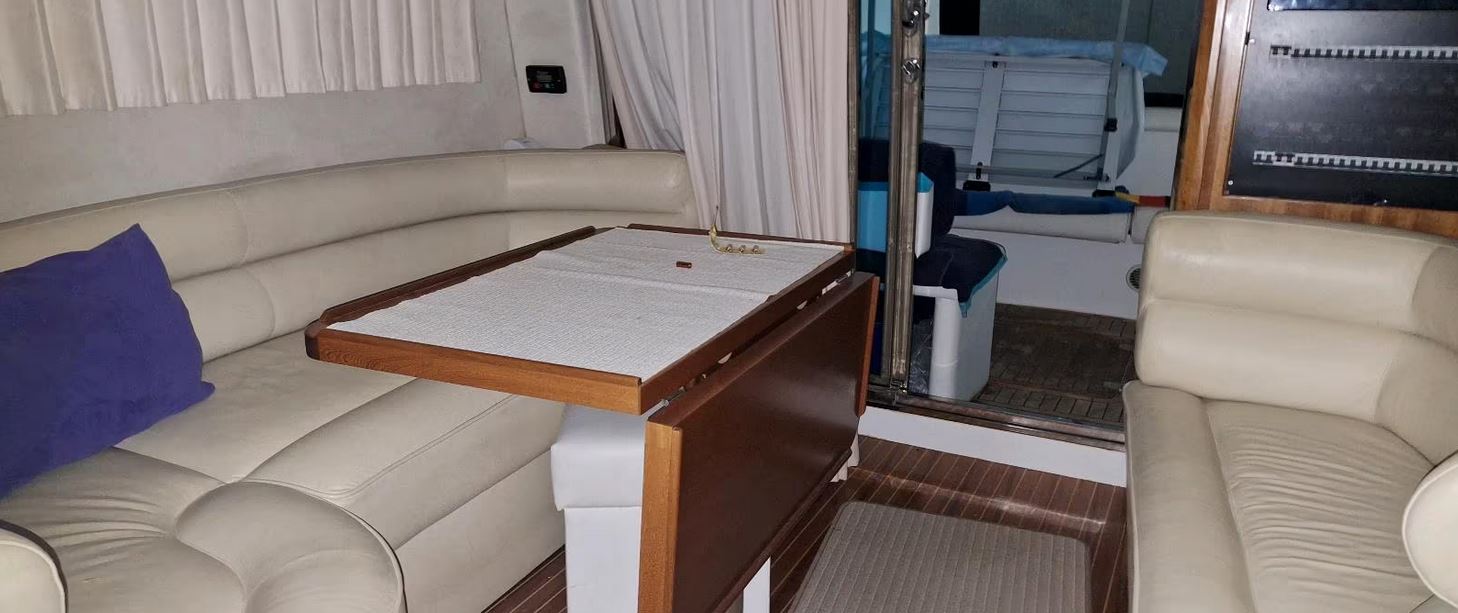 Galeon 390 Fly bei Mosel Yachting - Blick im Boot auf die Sitzgruppe
