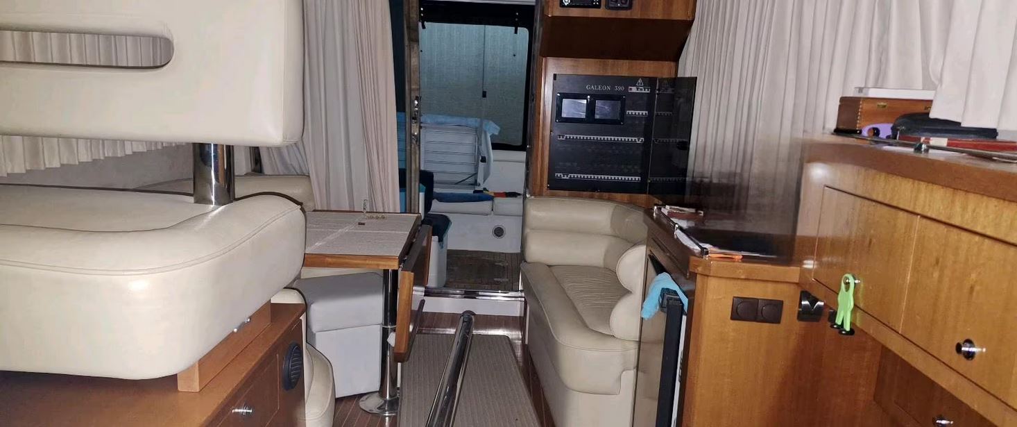 Galeon 390 Fly bei Mosel Yachting - Blick im Boot auf die Sitzgruppe