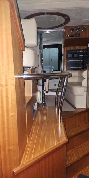 Galeon 390 Fly bei Mosel Yachting - Blick im Boot auf die Sitzgruppe und Küche