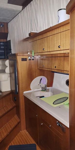 Galeon 390 Fly bei Mosel Yachting - Blick im Boot auf die Küche