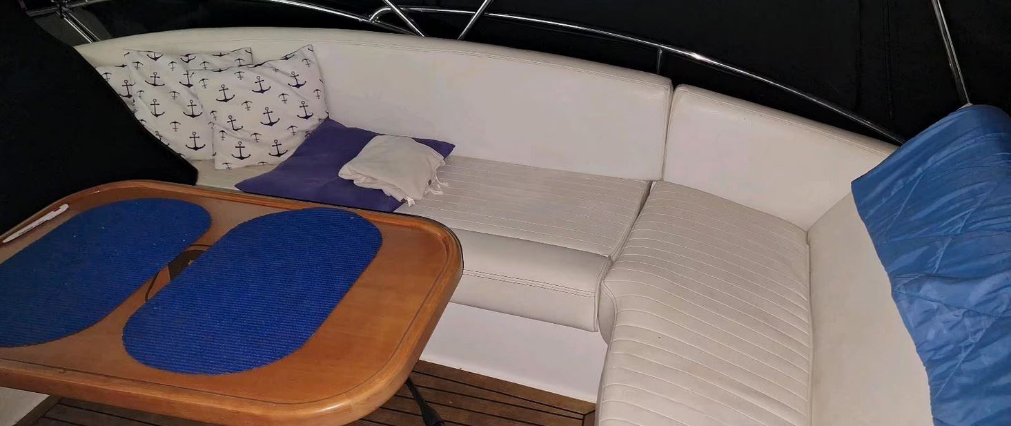 Galeon 390 Fly bei Mosel Yachting - Blick auf die Sitzgruppe im Außenbereich (Fly)