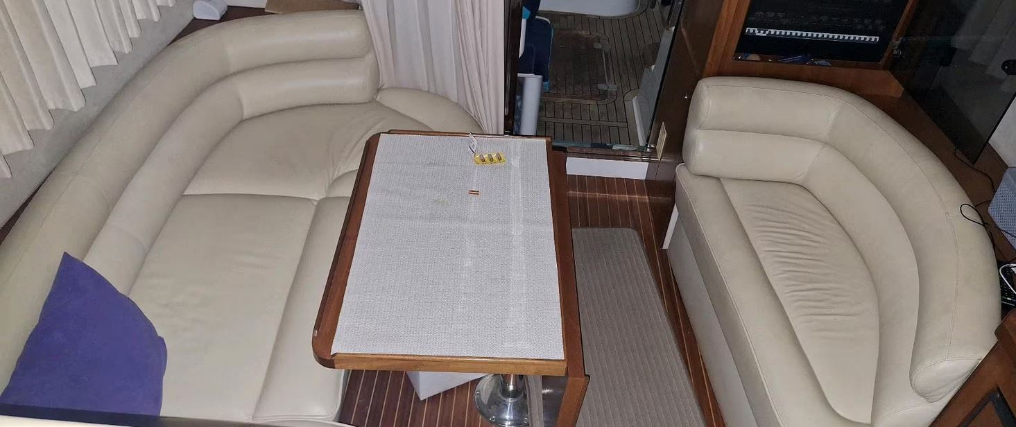 Galeon 390 Fly bei Mosel Yachting - Blick im Boot auf die Sitzgruppe