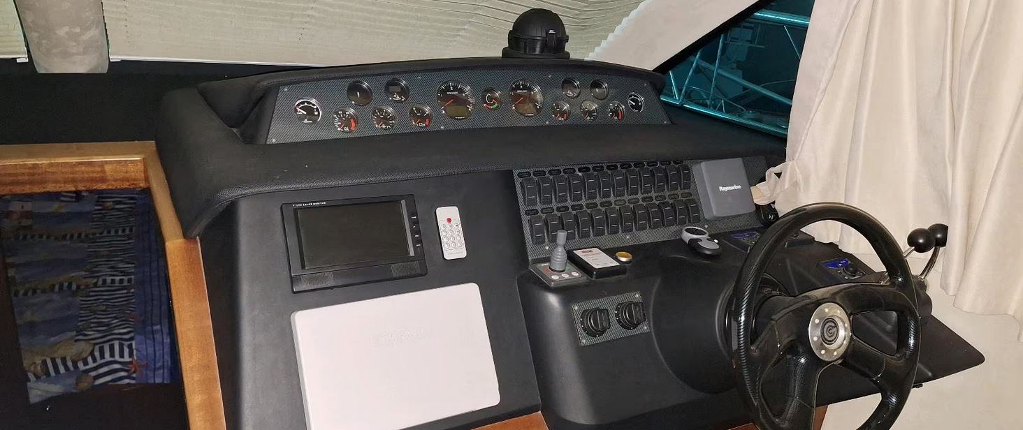 Galeon 390 Fly bei Mosel Yachting - Blick auf den Steuerstand