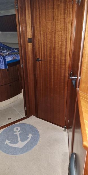 Galeon 390 Fly bei Mosel Yachting - Blick im Boot in den Flur zu den Kabinen