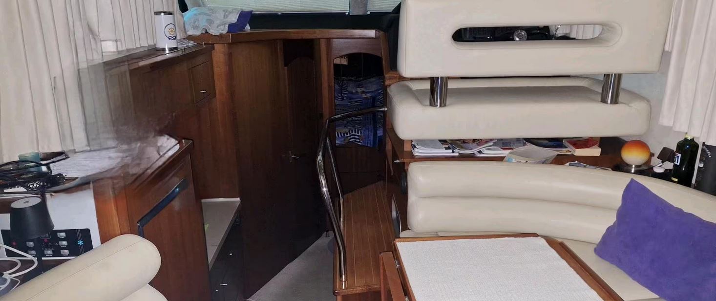 Galeon 390 Fly bei Mosel Yachting - Blick im Boot auf den Niedergang zu den Kabinen