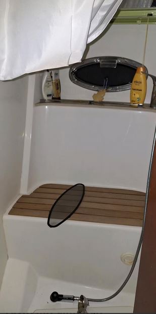Galeon 390 Fly bei Mosel Yachting - Blick im Boot in die Dusche
