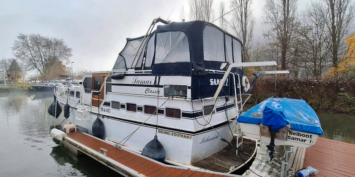 Gruno Motoryacht bei Mosel Yachting - Blick von Achtern auf das Boot mit Beiboot