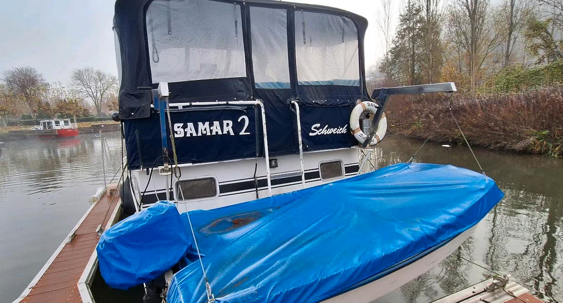 Gruno Motoryacht bei Mosel Yachting - Blick von Achtern auf das Boot mit Beiboot