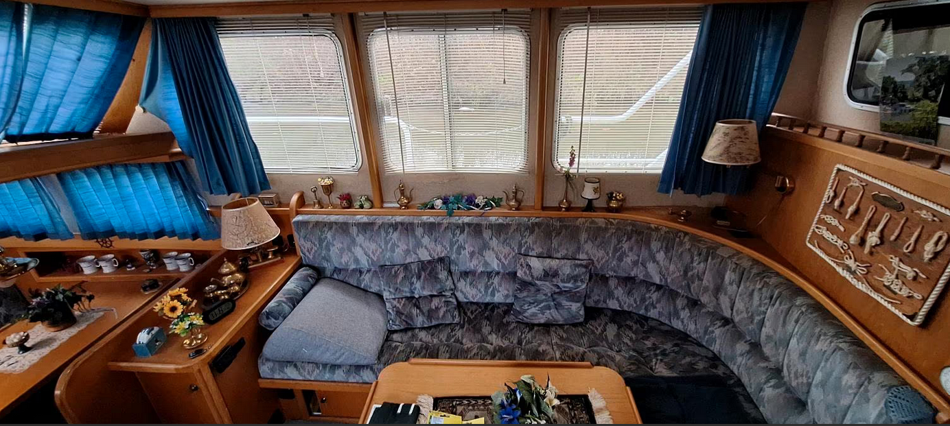 Gruno Motoryacht bei Mosel Yachting - Blick auf die Sitzecke innen