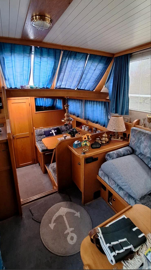 Gruno Motoryacht bei Mosel Yachting - Blick von der Sitzecke innen nach unten zur Sitzecke in der Küche