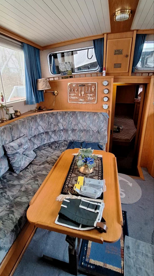 Gruno Motoryacht bei Mosel Yachting - Blick auf die Sitzecke innen mit Abgang in die hintere Kabine