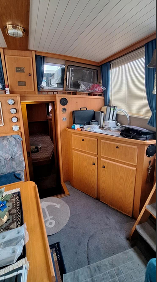 Gruno Motoryacht bei Mosel Yachting - Blick auf die Sitzecke innen mit Abgang in die hintere Kabine