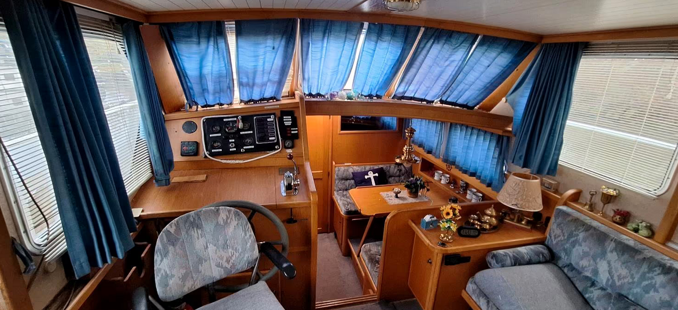 Gruno Motoryacht bei Mosel Yachting - Blick auf die Sitzecke iin der Küche