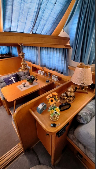 Gruno Motoryacht bei Mosel Yachting - Blick auf die Sitzecke in der Küche