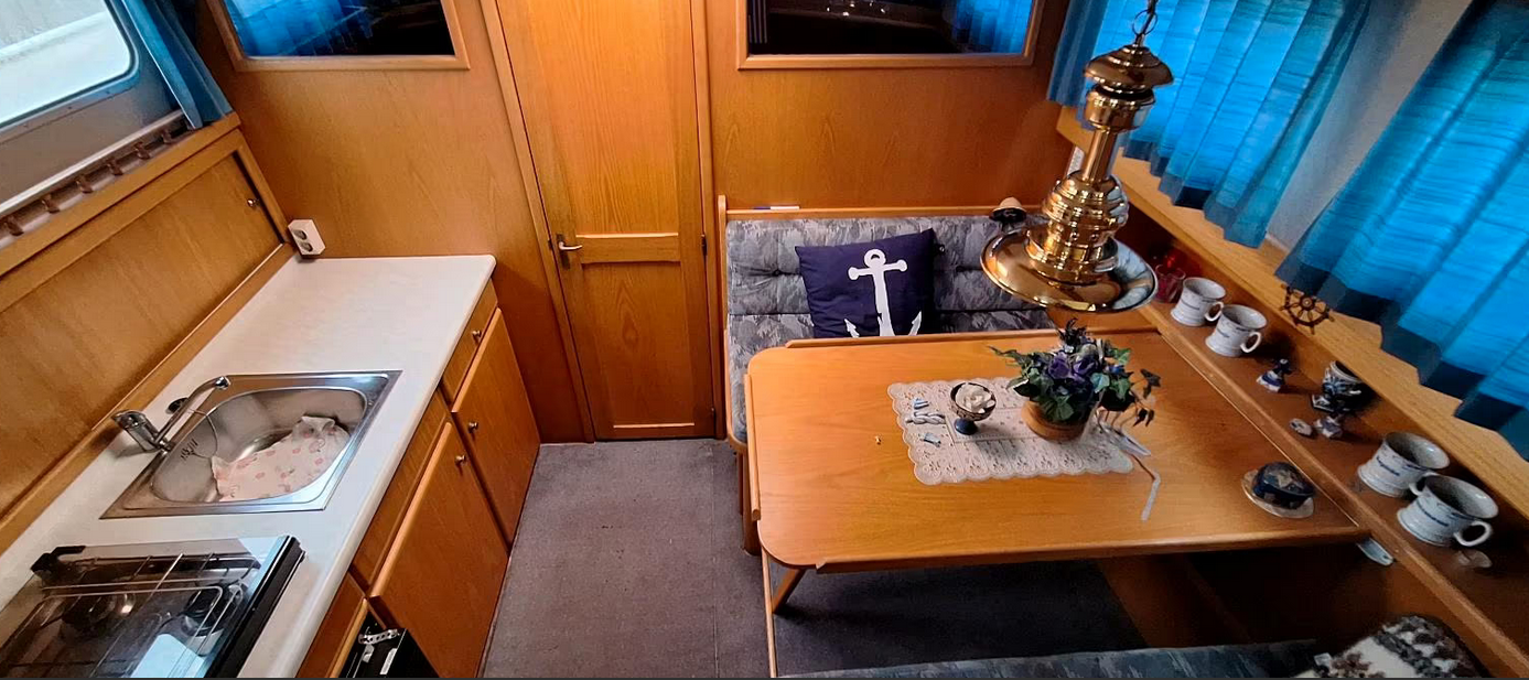 Gruno Motoryacht bei Mosel Yachting - Blick auf Sitzecke und Küche unten