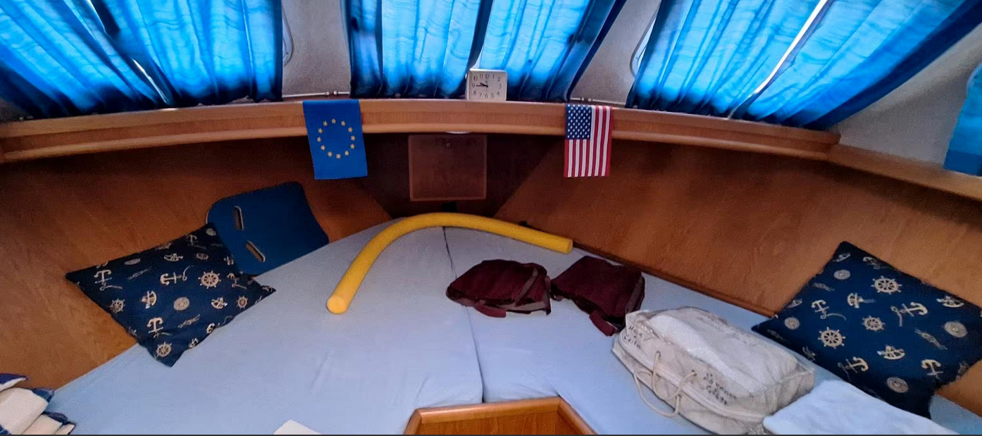 Gruno Motoryacht bei Mosel Yachting - Blick in die Bugkabine