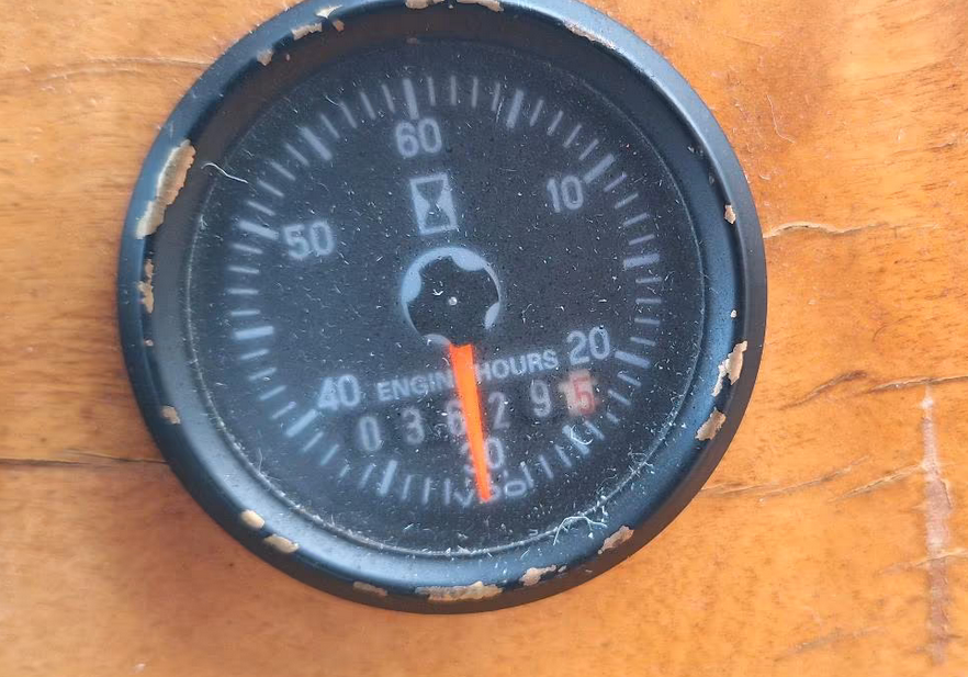 Gruno Motoryacht bei Mosel Yachting - Blick auf den Kilometerzähler