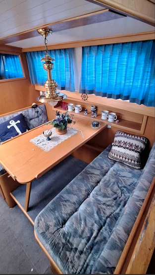 Gruno Motoryacht bei Mosel Yachting - Blick auf die Sitzecke unten in der Küche