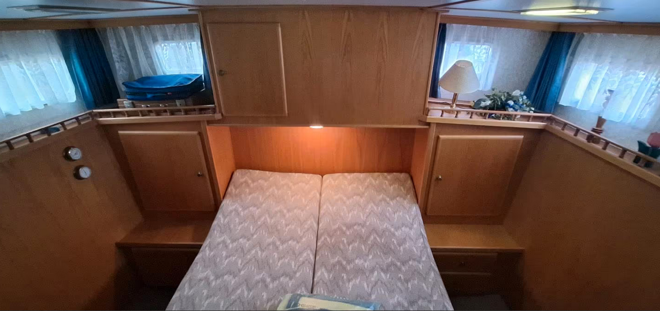 Gruno Motoryacht bei Mosel Yachting - Blick in die Heckkabine