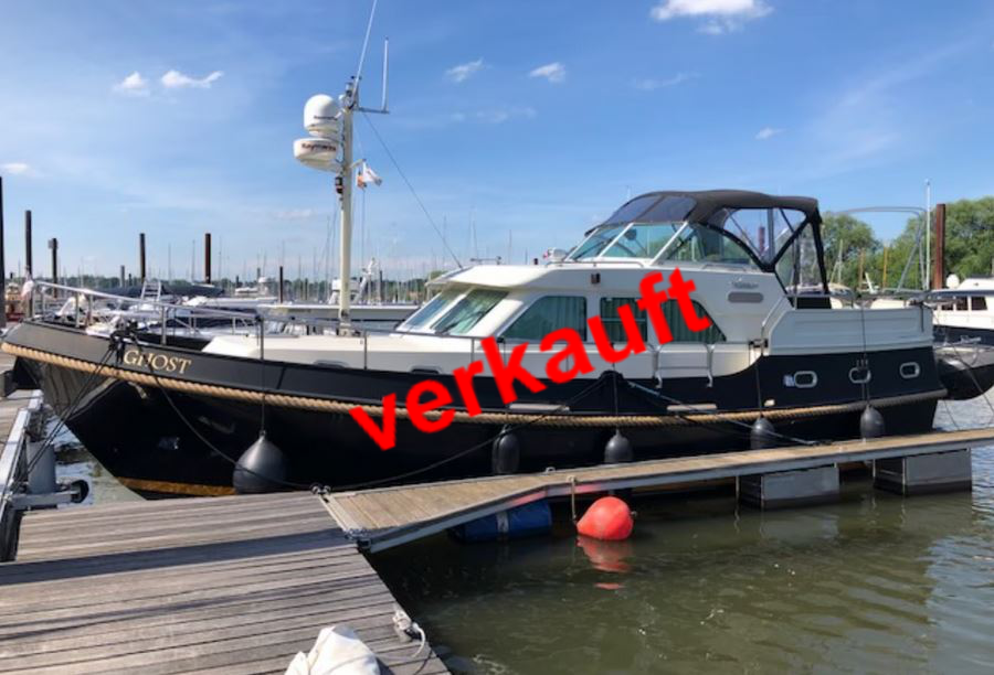 Linssen Yacht 410 AC mit verkauft-Schild in rot quer über dem Bild