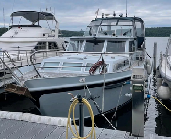 Drettmann Motoryacht bei Mosel Yachting - Blick von vorn auf die Yacht.