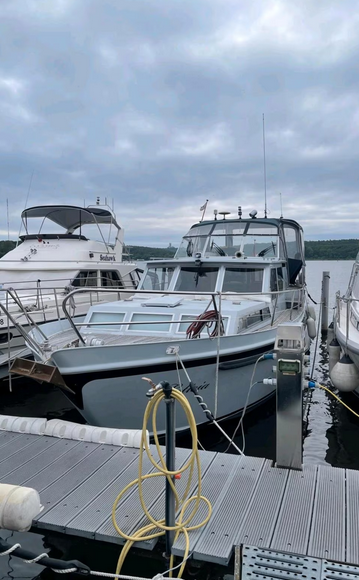 Drettmann Motoryacht bei Mosel Yachting - Blick von vorn auf die Yacht.