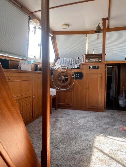 Drettmann Motoryacht bei Mosel Yachting - Blick auf den innenliegenden Steuerstand.