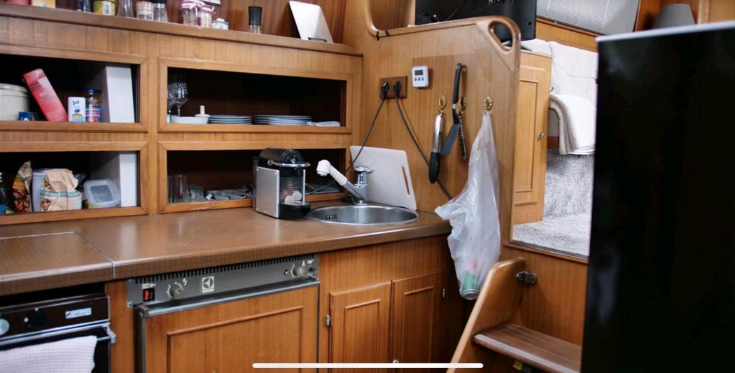 Drettmann Motoryacht bei Mosel Yachting - Blick in die Küche.