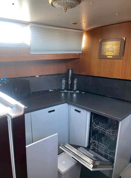 Drettmann Motoryacht bei Mosel Yachting - Blick in die Küche mit geöffneter Spülmaschine
