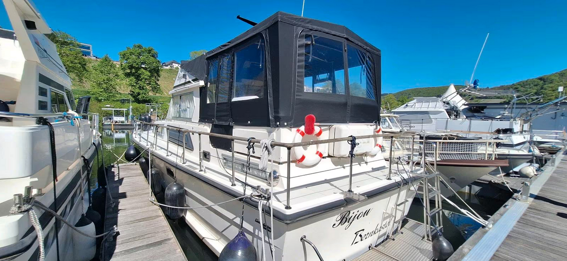 Motoryacht Condor Comtess 44 Fly - Blick von backbord hinten