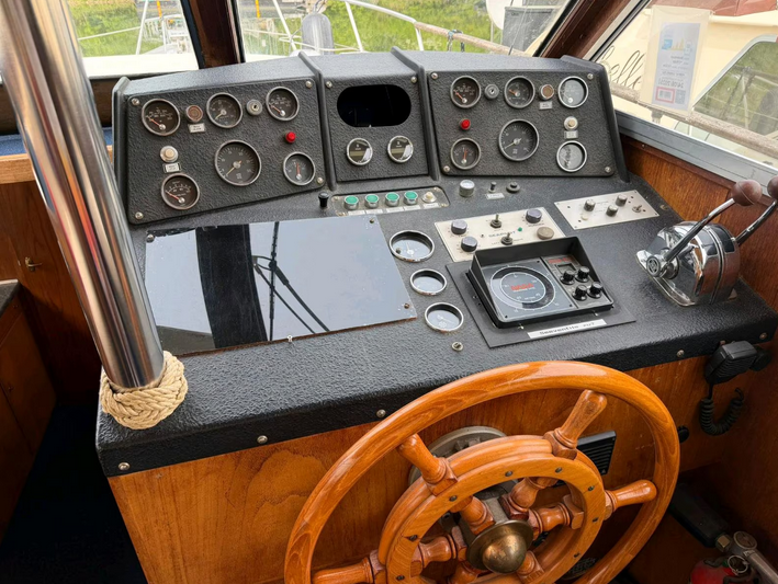 Motoryacht Condor Comtess 44 Fly - Blick auf den Steuerstand innen